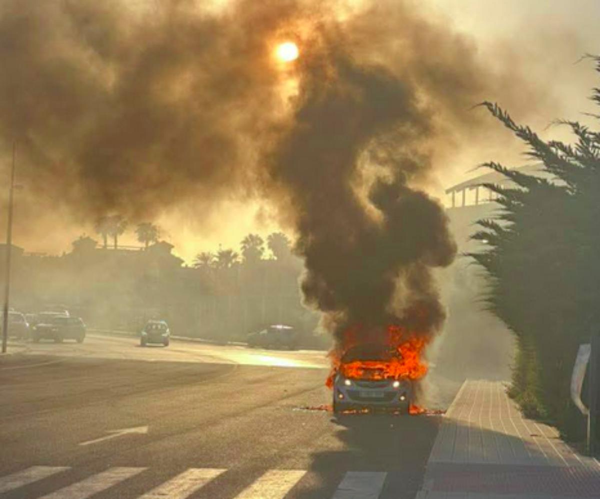Coche incendiado instantes antes de intervención bomberos