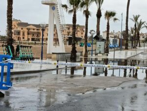 Las lluvias anegan entrada a playa de la Zenia