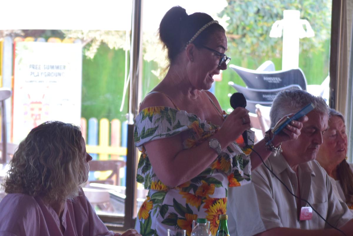 Priscilla Cromie se dirige a los simpatizantes de PIOC, a la izquierda Linda Charlton, a su derecha, Román Jimenez