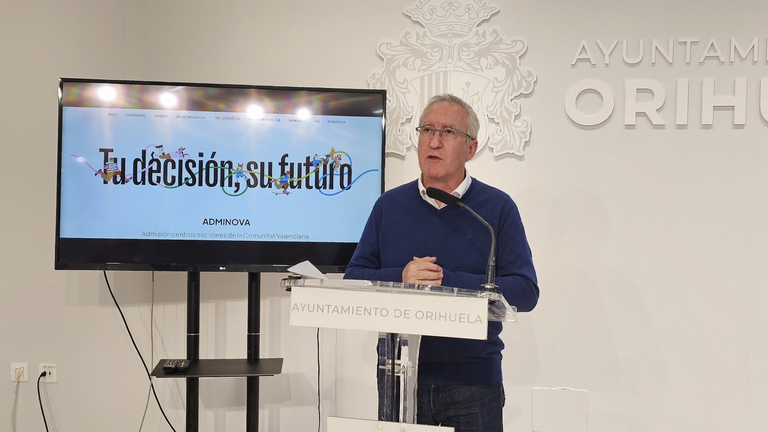 Vicente Pina, edil de educación, en rueda de prensa.