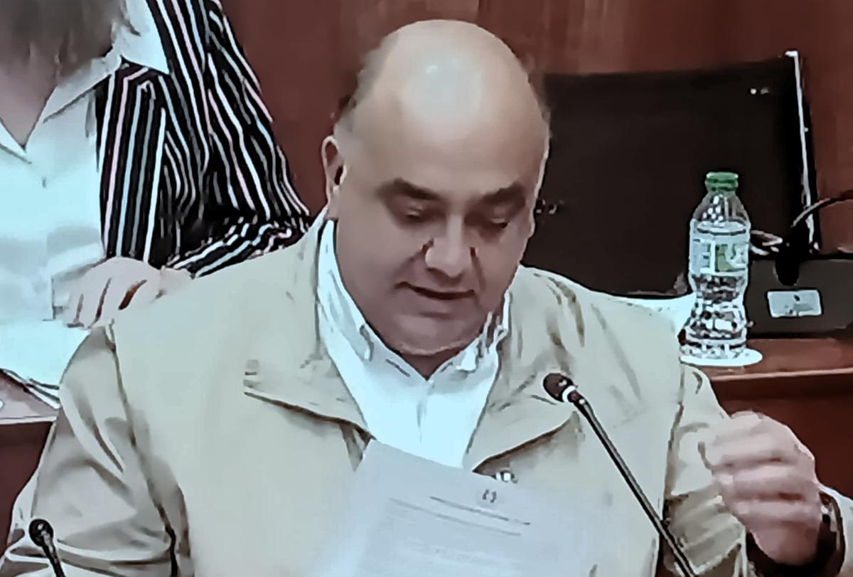 Victor Valverde lee lo que quiere de la pregunta vecinal