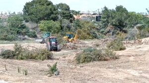 Los tractores arrasan con una parte de la rambla del Rio Nacimiento