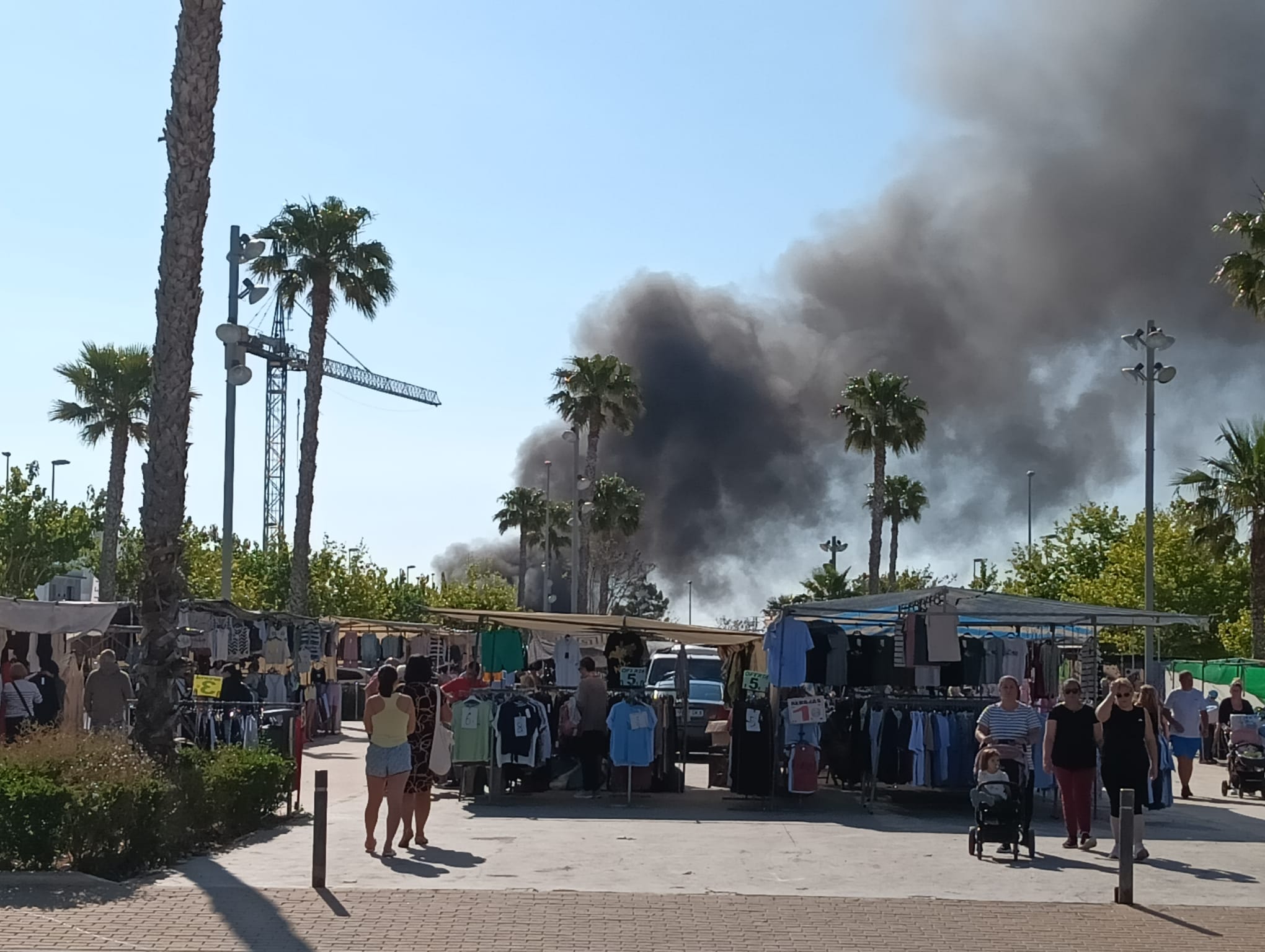 Columna de humo desde el mercadillo del Pilar (Foto OCL)