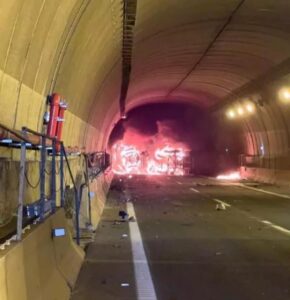 Foto incendio interior de la AP7 (FOTO Policía Local)