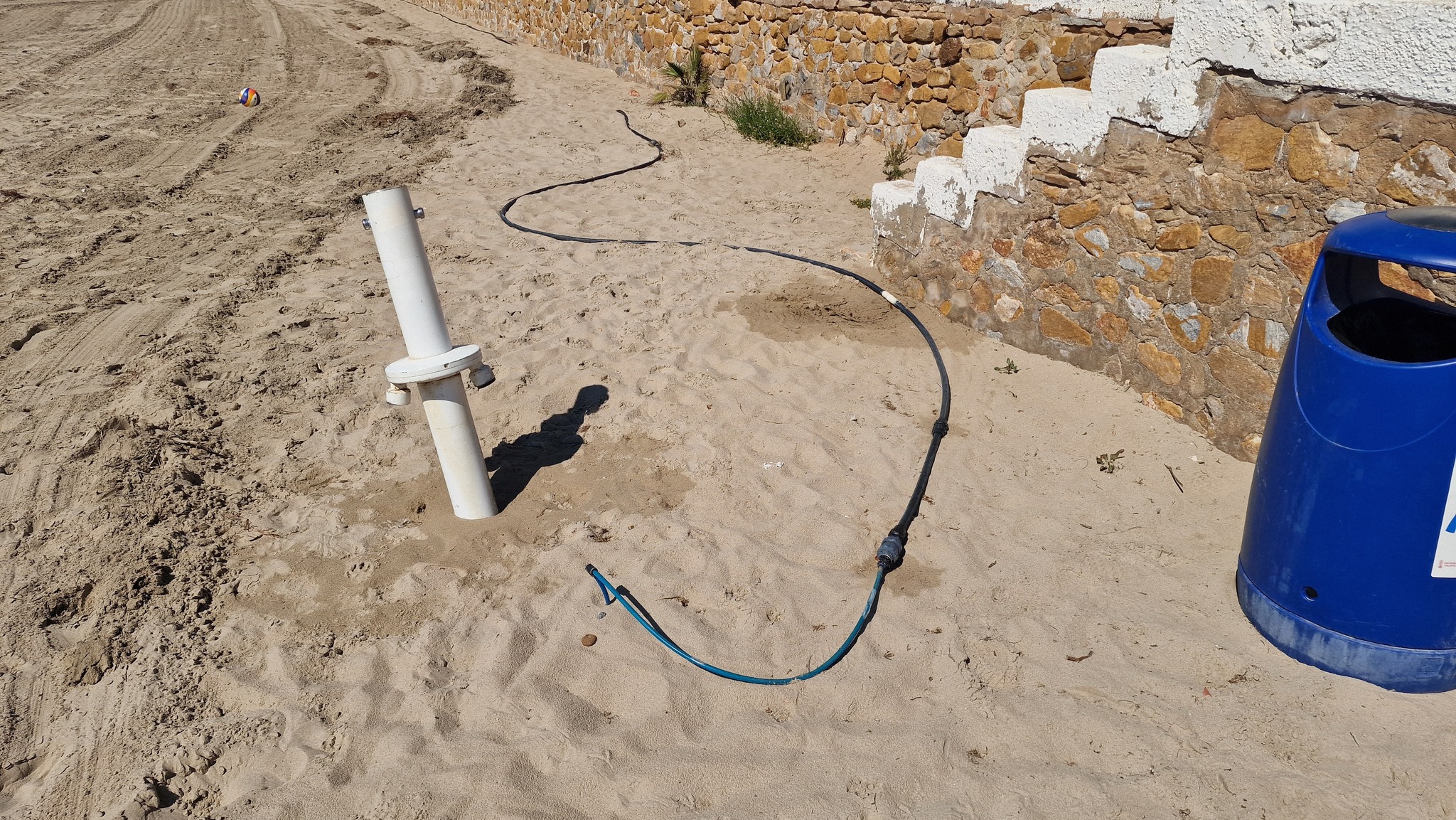Lavapies semienterrado y tuberías peligrosas en Cala Capitan