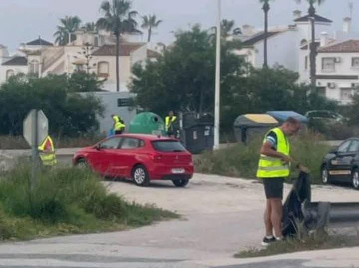 Vecinos recogiendo las calles