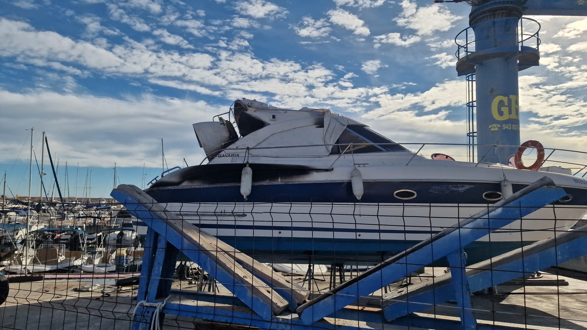 Daños en el barco que ha ardido en Cabo Roig